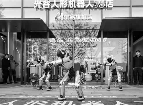 人形机器人7S店开业,举行机器人舞蹈表演 新华社发